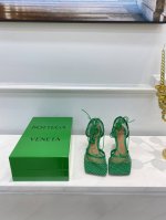 Bv 新款罗马绑带网孔 高跟凉鞋 草绿色 此款单品延续Bv方头网鞋设计风格 性格透视的网孔材质搭配亮眼的颜色设计 点睛之笔 乃恢复了复古的罗马绑带设计 让单品更