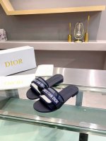冲量价: Dio* & Moi 采用棉质面料精心制作，优雅精致，时尚百搭。 ★双色“Christian Dio*”标志刺绣饰带 ★鞋底饰以 Christian