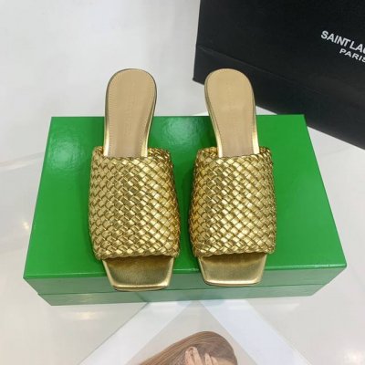 Bv Knot手工编织金属跟高跟拖鞋 一比一精钢材质 这款方头拖鞋简直就是平底鞋的天花板啦 金属麻花跟 为了稳固耐穿特意采用特殊工艺 消除心理阴影 耐穿舒适 简