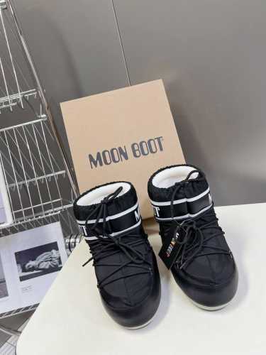 低 高 Moon Boot 秋冬最新款雪地靴系列 丑萌雪地靴 那现在有一款更另类的雪地靴又杀回来了 内增高4 cm那就是Moon Boot月亮靴 在千禧年就已经