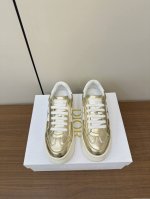 Dior迪奥新款发泡底厚底休闲鞋 太古汇RMB8230购入开发 这款Dior Star运动鞋延续经久不衰的轮廓，采用牛皮革精心制作，所以上脚会特别的舒服哦 饰以