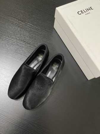 CELIN* 麂皮乐福鞋 自带法式慵懒腔调。标志性的品牌元素精致刺绣其上，简约大方又辨识度十足。一脚蹬设计，便捷又随性，无论是搭配干练西装还是休闲牛仔裤，都能瞬 - 点击图像关闭
