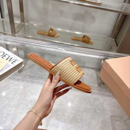 miumiu2025Ss春夏新款高跟底小羊皮凉鞋拖鞋 顶级版本 Zp开发 原版拆卸 对版菱格纹 秒杀市面普通版本，Miumiu真的太少女啦！小羊皮超级软糯 舒适 - 点击图像关闭