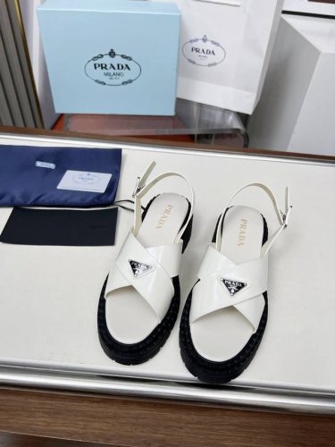 prada 普拉达 25Ss 春夏新款 凉鞋 简单的设计大概就是它最让人喜欢的点 不是烂大街的那种 很有自己的品牌个性 面料采用小牛皮 内里垫脚混种羊皮 跟高