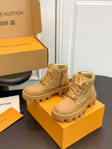 顶级版本2024新款代购品质~ LV秋冬cheer系列厚底短靴马丁靴及踝情侣款靴cheer及踝靴亮 2024春夏秀场，以正绒面牛皮革演绎多元风尚。 鞋面点缀铭纹