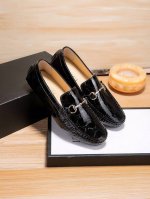 实价 ，品牌GUCCI，古奇官方高品质豆豆鞋～四季潮鞋 专柜品质，古奇1:1优质做工，鞋面:进口牛漆皮，全真羊里，时尚懒人商务风设计，休闲乐福款，跑步鞋青年人最