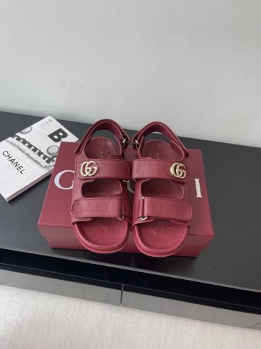 Gucci 25Ss夏季新品女士压花Gg凉鞋 这款凉鞋以Gg皮革匠心打造 缀饰一眼可辨的双G标识 配以浅金色调配件 为整个设计注入一抹精致优雅气息 原版定制牛皮