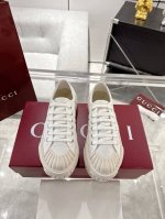 情侣款 Gucci Gg厚底帆布鞋 小白鞋 休闲鞋 这款运动鞋以标志性Gg帆布匠心打造，将典藏设计与现代美学巧妙糅于一体。大胆前卫的廓形配以“Gucci”印花压