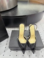 仙女版凉鞋，纯手工蕾丝折叠工艺，非常的美，上脚无敌了 进口 真丝+蕾丝 内里 羊皮 鞋底 牛皮大底 优雅风格 创造不一样的感觉 跟高 9.5 Cm 专柜包装 简