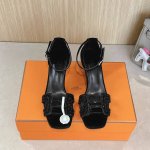7Cm组图 出厂价p Hermes 爱马仕 Joy 70高跟凉鞋 时尚又百搭 搭配H鞋头 超级舒服 每个细节都做到极致 搭配同色调标志性纯鞋扣 设计简约流畅 打