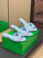 出厂 Bv 经典编织拖鞋 Blink 扭结效果编织饰带 营造糖果包装纸效果 2Mm泡沫衬垫 提升柔软及舒适度 波光粼粼的金色和银色 是25春夏新色 有一种叹为观
