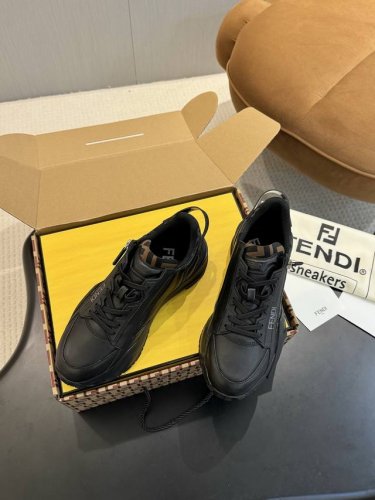 实价： Fendi 芬迪 25Ss春夏新品Flow 男士一脚蹬运动鞋Fendi春夏新款男鞋 Fendi时尚Flow 新色来袭 潮流感十足 优质面料 舒适耐穿 行