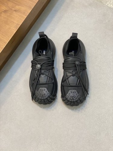 Armani* 顶级 码数：39-44 38.45定做 Arman* 阿玛尼。新品奢潮运动鞋，动感外观，简约造型、头层小牛皮拼接透气网面材质打造，透气舒适，鞋舌