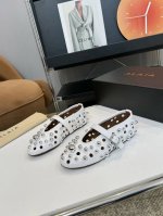 品 牌：Alaia 新款ALAIA阿莱亚法式芭蕾舞单鞋平底鞋 原本更具有柔美浪漫气息的芭蕾平底鞋，在加上钻、金属饰钉等中性风十足的装饰后，传统的芭蕾风格具有了更