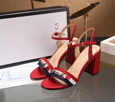 出厂价Pp： 元古驰 Gucci 官网1 1精致的织带古铜色饰扣新款夏季一字凉鞋做工很棒让人放心皮质光泽有韧性。舒适走路超自在 。贴合大众实际需要很好驾驭推荐