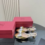 valentin*25Ss蝴蝶结玛丽珍甜 蝴蝶结元素甜美又减龄 让人眼前一看 简直就是甜美酷酷的完美适配 可盐可甜 我的梦中情鞋 鞋面原版布面拼接牛皮 内里垫脚