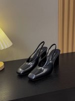 出厂价 25年新款上市走秀明星新品时尚潮流 PRADA 普拉达 方头高跟方跟粗跟凉鞋后空单鞋。能够完美的修饰脚型，让你的双脚看起来又纤细又修长，自带一种优雅和锐