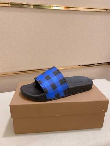 工厂价: Burberry 巴宝莉 拖鞋 男鞋高端品牌 官网1:1最新力作：原版开模定制，面料釆用进口原版橡胶材料制作，升级版大底，更轻便，防滑。市场顶级品质，