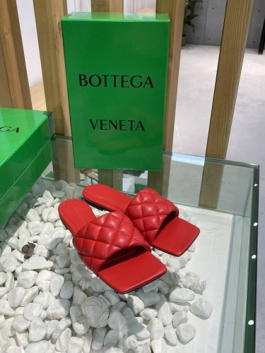 Bv 葆蝶家 新款新色菱格平底拖鞋18色入 Bv经典之作永不落伍 官网实体店一直更新 可见设计灵魂 经典一字拖设计 简约 得体 鬼才设计师惊世骇俗之作 小小菱格
