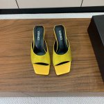 versace 金属跟拖鞋。很浓郁的意式风格。鞋面真丝烫钻，羊皮内里及垫脚。真皮大底。码数：35-41 40、41定制不退换 批：