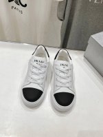 高版本出厂 情侣款 Prada 普拉达 24Ss新款系带情侣款小白鞋休闲运动鞋 这款运动鞋延续经久不衰的轮廓，是新款经典单品采用小牛皮 精心制作， 提升格调 款