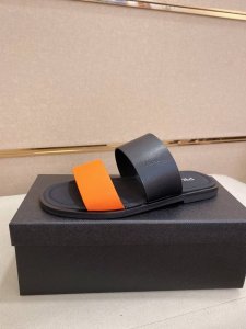 工厂p价 prada 拖鞋 顶级代购 男士春夏拖鞋专柜同步 鞋面意大利进口牛皮搭 标志图形高品质工艺 鞋底 原厂特供原版底 独家活动成型底超级舒适 原厂跟单货