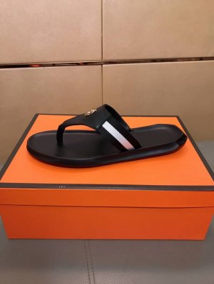 出厂价p Bally 巴利 高端休闲凉拖鞋 ，男士夏天必备款，鞋面品牌织带，时尚 新颖 潮流 原版大底柔软舒适 码数：38-44、3色选择。