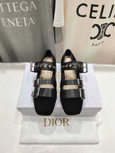 高版本出厂 Dior*迪奥D家2025Ss新款搭扣玛丽珍乐福鞋走秀款芭蕾舞鞋！顶级版本～ 超级仙女范的芭蕾舞鞋，鞋子蛮有看点，方头鞋头 ！颜值超高、个性又时尚、
