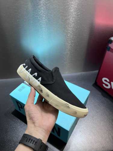 Balenciaga巴黎世家paris 做旧 涂鸦 打印 脏脏 破旧 情侣款复古休闲 原版购入开发 做货 这次巴黎世家 Paris Sneakers 的灵感来自