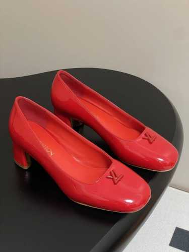 25Ss早春新款Louis Vuitton Lv Swing 高跟鞋最火最新金属跟玛丽珍后空粗跟凉鞋字母标高跟单鞋 选用柔软 皮革塑造易于穿脱的设计，以利落线条