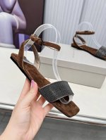 BrunelloCucinelli 。B C凉鞋上新款了。进口羊绒面料。内里进口羊绒，纯铜珠链，原版真皮底，上脚美观大方，百分百原版开发。原版包装，码数35 －