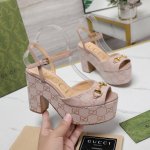独家顶级版本 Gucci古*驰春夏最新爆款凉鞋系列 坡跟凉鞋 原单品质 原汁原味的欧式风格，上脚非常完美穿搭上配此鞋，优雅大方，晶莹剔透，无论种各配件材质，都是