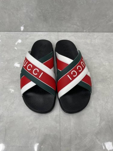 170 Gucci 官网男女同款织带橡胶拖鞋凉鞋 混合风格继续丰富品牌故事，将意想不到的元素融入现代造型。这款滑梯凉鞋搭配成型橡胶鞋底，让人联想到运动鞋上的鞋底
