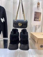 UGG芙卡拉毛毛鞋 芙卡拉系带便鞋 厚底款 波纹羊毛固定翻边鞋圈口10毫米波纹羊毛里衬和内底厚底跟高4cm，EVA外底 冬季和羊毛针织裤搭起来更显腿长 尺码35