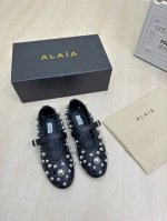 冲孔圆珠 系列平底 单鞋 平底Alaia 拖鞋来自巴黎 一见倾心 黑色小牛皮 高级 经典 阿莱娅还有另外性感的一面 配上不同款式，不同风格都能轻松驾驭，无论牛仔