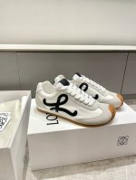 LOEWE 罗意威 最新走秀款 Ballet Runner 2.0情侣款 芭蕾 休闲 运动鞋 德训鞋 阿甘鞋原版购入开发 做货 尼龙和牛皮革运动鞋，不对称鞋头设