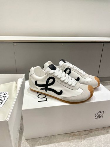 LOEWE 罗意威 最新走秀款 Ballet Runner 2.0情侣款 芭蕾 休闲 运动鞋 德训鞋 阿甘鞋原版购入开发 做货 尼龙和牛皮革运动鞋，不对称鞋头设