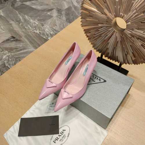 顶级包装配套最高版本 PRADA 普拉达新品， 顶级版本 实力来袭！ 原版鞋头扁尖形状楦条+加长金属三角铁头+二代小形皮包扣 是不是高端货对比细节便知分晓。 单