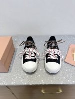 出厂P布面 P皮面 、Miu Miu 缪缪 25Ss春夏新款 复古 休闲鞋 本季Miu Miu延续了该风格推出了专属款，整体鞋型线条简约＋轻薄鞋底设计，配色大胆