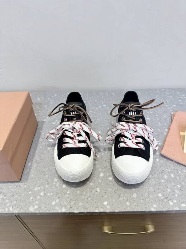 出厂P布面 P皮面 、Miu Miu 缪缪 25Ss春夏新款 复古 休闲鞋 本季Miu Miu延续了该风格推出了专属款，整体鞋型线条简约＋轻薄鞋底设计，配色大胆