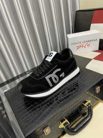 出厂价pp： Dolce&Gabbanadg高端男士运动休闲鞋。顶级专柜原单货。 原版进口牛皮 多种材质拼接设计进口牛皮内里 牛皮垫脚原版Tpr弹力大底。 Si - 点击图像关闭