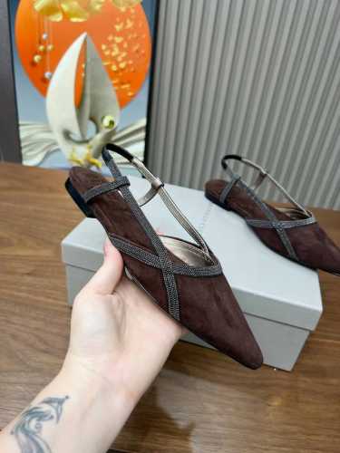 BrunelloCucinelli 。B C时尚高跟鞋上新款了。面料：进口牛绒。内里牛皮，原版扣，纯铜珠链，上脚美观大方，百分百原版开发。原版包装，码数，36-