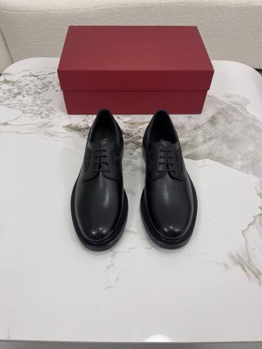 valentino华伦天奴新款男士乐福鞋 品牌Logo装饰设计 时尚休闲皮鞋 这款乐福鞋采用进口牛皮鞋面 内里本染小牛皮 小牛皮鞋垫 上脚柔软舒适透气 配原盒全