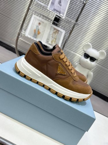实价： Prada 225 普拉达新品，实力来袭！众多网红同款，时髦百搭Nice单品，意大利专柜代购原版鞋开发，1比1照足原味复刻。今年的主题就是不被定义 通过