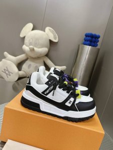 代购版本 ！Lv 早春情侣款，全新Trainer2代胖丁鞋亮相！ 新款鞋型在鞋面设计上并没有太大的改动！而是鞋型变得更大更宽，更厚以及鞋舌变大取替原有的视觉效果