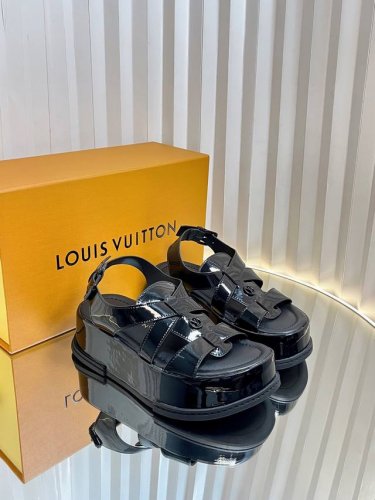 Louis Vuitton 路易威登 Maya Flatform 凉鞋 本款 Maya Flatform 凉鞋选用光滑牛皮革 令宽幅鞋带穿梭于皮革鞋舌之间 再以
