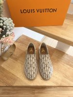330女款 340男款 Louis Vuityon 路易威登 渔夫鞋本款Starboard平底帆布便鞋选取Monogram丹宁布，与皮具系列设计遥相呼应。麻绳编