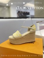 价格： LOUIS Vuitton 走秀款厚底凉鞋 香港原版购入一比一开模 今年的款式比去年增加了老花原素 显得更为大牌 牛仔布面款 内里垫脚全羊皮 水台原版麻