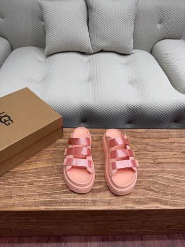 厂 Ugg2025年夏季新款炫金魔术贴拖鞋 厚底凉鞋 穿搭不费力 多巴胺颜色 活力满分 三绑带设计可调节松紧绑带 码数35-39 40可定做