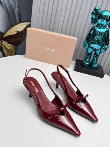 工厂 新款新品 Miu Miu 全新超美装饰搭配,时尚淑女气质十足 双色拼接 又不乏美艳色彩,外侧附带弹力象巾 上脚非常方便意大利引进的原版楦头是最新楦、出来形